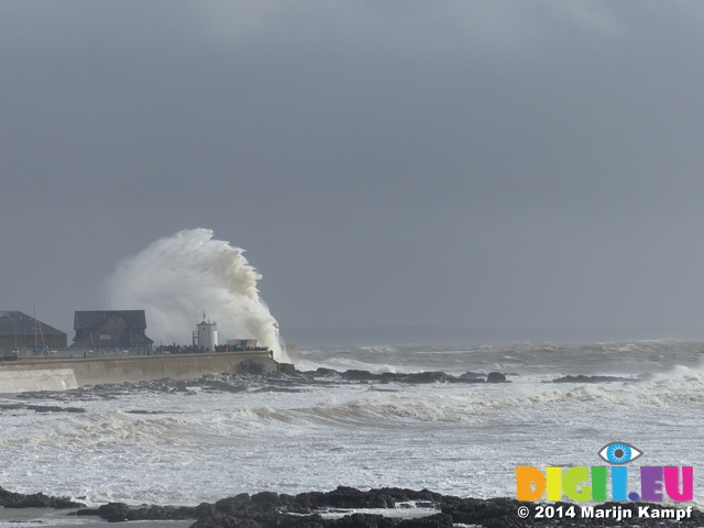 LZ01099 Really big wave at Porthcawl lighthouse